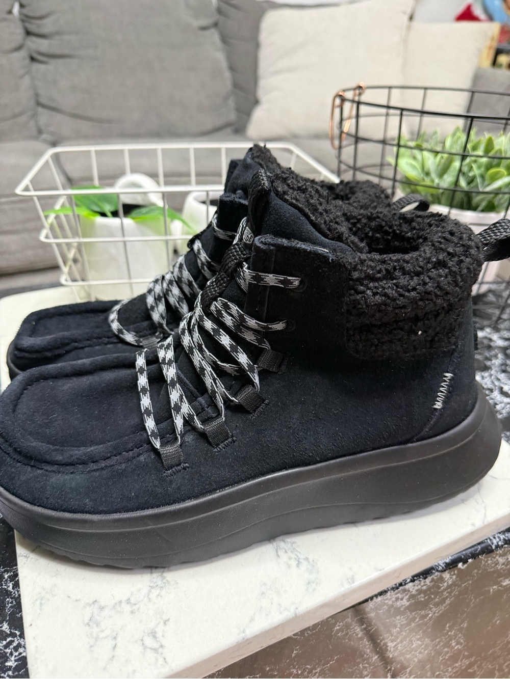 Hey dude women’s  Black Fleece-Lined Winter Sneakers - Picture 5 of 7
